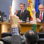 De izquierda a derecha, Luis de Guindos, Íñigo Méndez de Vigo y Cristóbal Montoro, ayer, en rueda de prensa tras el Consejo de Ministros