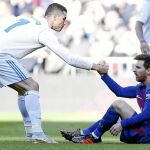 Cristiano ayuda a Messi a levantarse del suelo