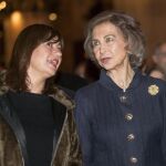 La reina Sofía, acompañada por la presidenta balear, Francina Armengol (i), a su llegada hoy a la Catedral de Palma de Mallorca para asistir a la ceremonia religiosa con motivo del año jubilar en conmemoración del 700 aniversario de la muerte de Ramón Llull