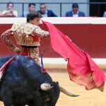 Roca Rey dando un pase por la espalda en San Sebastián