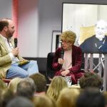 La presentación del libro fue un diálogo entre su autor, Álvaro Sánchez, y Pilar Urbano