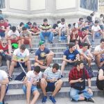«Entrenadores» en el madrileño parque de El Retiro a las 12 de la mañana de ayer buscan capturar la mayor cantidad de pokémons