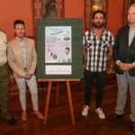 El general de Brigada, José Rivas, presenta el cartel del desfile junto al diseñador Manu Sánchez y el presidente de la Fundación Personas, Manuel Fernández, entre otros