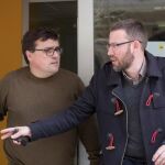 El diputado de la CUP, Vidal Aragonés (d), llega a la sede de la formación donde se ha reunido su consejo político. EFE/Marta Pérez