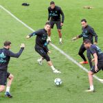 Borja Mayoral, Cristiano, Varane, Keylor Navas y Casemiro, en uno de los rondos del entrenamiento de ayer en Valdebebas