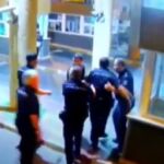 El agente es ayudado por sus compañeros.