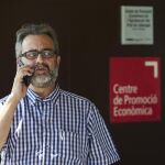 El asesor del comité de huelga de los trabajadores de Eulen en los controles del aeropuerto de Barcelona-El Prat, Juan Carlos Giménez, a su llegada a la asamblea para analizar el laudo obligatorio.