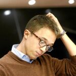 El número dos de Podemos, Íñigo Errejón, durante su rueda de prensa en el Congreso tras la Junta de Portavoces