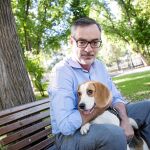 José Manuel Villegas disfruta de un paseo mañanero junto a la famosa Tacky