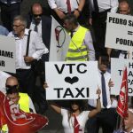 Trabajadores de Uber y Cabify durante una protesta en Madrid