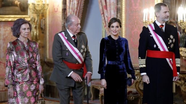 El Rey Felipe VI, junto a la Reina Letizia y los Reyes eméritos, Juan Carlos y Sofía, durante la celebración hoy en el Palacio Real de la Pascua Militar