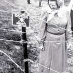Margareth Thatcher examina un campo de minas en su visita a las Malvinas en 1983