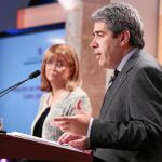 Arriba, el folleto de preinscripción para el próximo curso. A la derecha, la consellera Irene Rigau y Francesc Homs.
