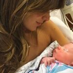 Hilaria Baldwin con su bebé en brazos