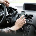 Una conductora con su móvil en el coche