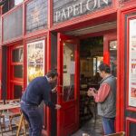 Los aficionados del Sevilla FC conocidos como biris irrumpieron con capuchas en la taberna