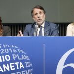 El presidente del Grupo Planeta José Creuheras junto a los miembros del jurado Carmen Posadas y Rosa Regas