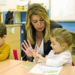 La presidenta de la Junta de Andalucía, Susana Díaz, durante su visita a un centro escolar