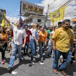 Carlos Ocariz, candidato por la MUD en Miranda, saluda a sus seguidores