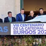 El alcaled de la ciudad, Javier Lacalle, acompañado del presidente de la Fundación VIII Centenario, el arzobispo Fidel Herráez; el vicepresidente, Antonio Méndez Pozo; así como el presidente de la Diputación, César Rico; el portavoz municipal socialista, Daniel de la Rosa; y Juan Álvarez Quevedo por parte del Cabildo Metropolitano, inaugura el marcador