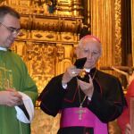 El obispo de Ávila, Jesús García Burillo, y la rectora de la institución, María del Rosario Sáez Yuguero en el momento de la concesión de la medalla