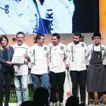 La consejera Josefa García Cirac con algunos de los cocineros participantes en el congreso soriano