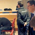Juan Carlos Quer, el padre de Diana Quer, y Eli, la madre de la joven a la que el Chicle, intentó raptar en Boiro, a su llegada al juicio / Foto: Efe