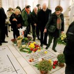 Un grupo de personas colocan flores sobre la cripta de Carmen Franco (ayer se cumplió un año de su muerte) y su marido, Cristóbal Martínez-Bordiú. Quedan libres dos tumbas, una de ellas sería el destino de los restos