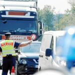 La Policía regional de Baviera y la alemana establecieron ayer controles en la frontera con Austria para evitar, según el ministro de Interior, que entren en el país migrantes sin opciones de ser reconocidos como refugiados