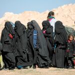 Un grupo de mujeres huye ayer de la localidad de Baghuz, en la provincia de Deir Al Zor, el último bastión del Estado Islámico en el país