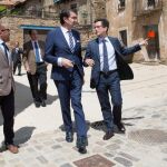 El consejero Juan Carlos Suárez-Quiñones, junto al presidente de la Diputación, Luis Rey, y el alcalde de Castilfrío, Tomás Cabezón, firma el Programa Rehabitare con cuatro ayuntamientos de la provincia de Soria / Concha Ortega/Ical