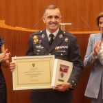 El coronel Gutiérrez, recoge la Medalla de Oro de las Cortes de manos de su presidenta, Silvia Clemente, y de la ministra de Defensa, María Dolores de Cospedal