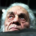 Fotografía de archivo fechada el 8 de agosto de 2001 del escritor chileno Nicanor Parra. EFE/Mario Ruiz/ARCHIVO