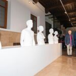 Antonio López (i) junto al presidente de la Comunidad, Fernando López Miras, y el artista almeriense, Andrés García (d) durante la inauguración de la exposición «Juventud». LA RAZÓN
