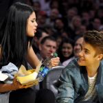 Imagen de 2012 del cantante canadiense Justin Bieber y la cantante estadounidense Selena Gomez