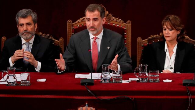 El rey Felipe VI acompañado por el presidente del Tribunal Supremo y del Consejo General del Poder Judicial, Carlos Lesmes (2i), y la ministra de Justicia, Dolores Delgado. Foto: Efe / Chema Moya