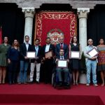 Foto de familia de los premiados con los representantes de los partidos de la institución provincial.