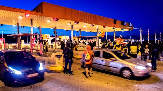 Los CDR levantarán ayer varios peajes de las autopistas catalanas. EFE/Jaume Sellart
