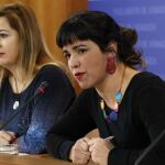 En primer plano, la líder de Podemos, Teresa Rodríguez, y al fondo la diputada andaluza Carmen Lizárraga (Foto: Manuel Olmedo)