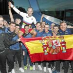 Los ciclistas de la selección celebran el triunfo con Alejandro Valverde