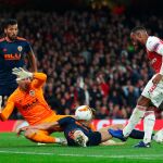 Alexandre Lacazette antes de anotar uno de sus dos goles al Valencia / Reuters