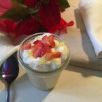 Copa de crema de turrón, mascarpone y fresas