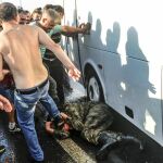 Imagen de una multitud pateando a un soldado en uno de los puentes del Bósforo, Estambul