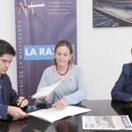 Francisco Reyero, María del Mar Sánchez Estrella y Remedios Navarro, ayer, durante la firma