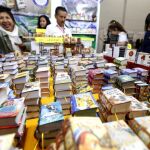 Visitantes observan libros expuestos durante la Feria internacional del Libro, en Guadalajara (México)