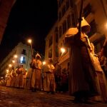 Imaagen de archivo de una procesión nocturna 