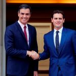 El presidente del Gobierno en funciones, Pedro Sánchez, recibe en La Moncloa al líder de Ciudadanos, Albert Rivera