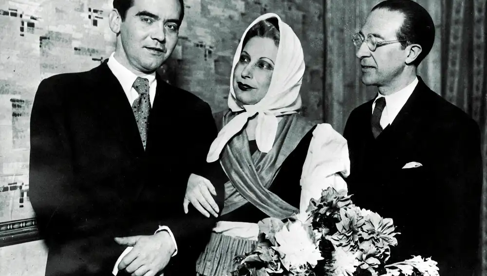 Federico García Lorca, Margarita Xirgu y Cipriano Rivas Cherif, en 1934, tras el estreno de «Yerma»