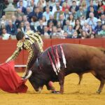 Roca Rey dando un derechazo, esta tarde en el Domingo de Resurrección de Sevilla