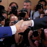 El presidente del Gobierno, Mariano Rajoy, y el líder de Ciudadanos, Albert Rivera, sellan el pacto hace un año